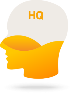 Ein stilisiertes Profil eines menschlichen Kopfes in Gelb und Weiß, mit den Buchstaben HQ oben innerhalb des Kopfes, als Symbol für Kursvoraussetzung. Der Kopf wirft einen weichen Schatten nach unten. IFF Akademie - kaufmännische Weiterbildung