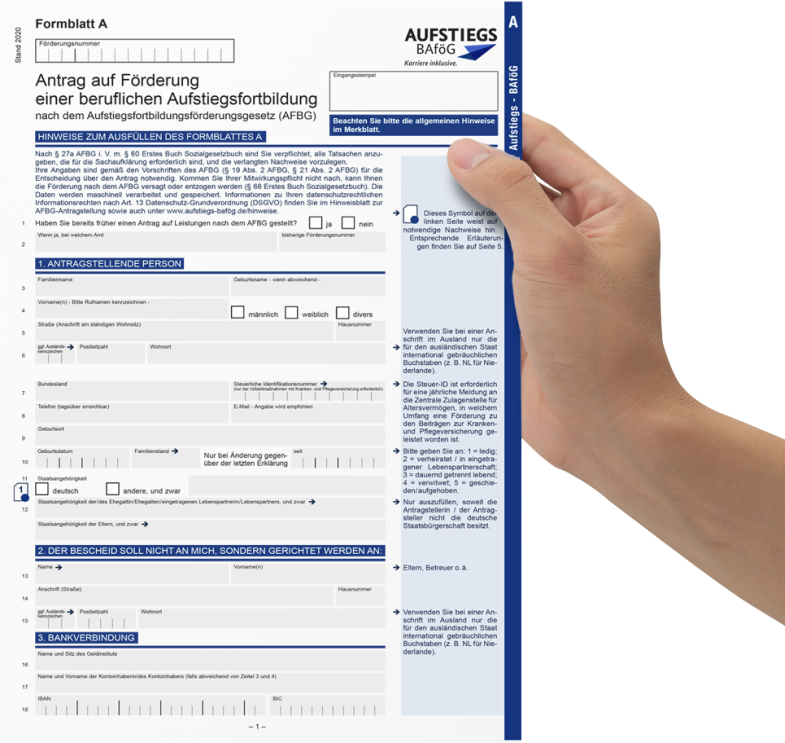 Eine Hand hält ein deutsches Antragsformular mit dem Titel Antrag auf Förderung einer beruflichen Aufstiegsfortbildung (Formblatt A) mit Feldern für Angaben zur Person, zur Bank und zum Kurs sowie blauen Anweisungen auf der rechten Seite. IFF Akademie - kaufmännische Weiterbildung