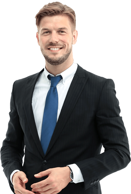 Ein lächelnder Mann in schwarzem Anzug, weißem Hemd und blauer Krawatte steht vor einem weißen Hintergrund und blickt mit locker gefalteten Händen in die Kamera. IFF Akademie - kaufmännische Weiterbildung