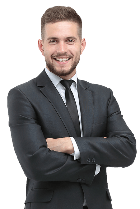 Ein lächelnder Mann mit kurzen braunen Haaren und einem Bart, gekleidet in einen dunklen Anzug, ein weißes Hemd und eine schwarze Krawatte, steht mit verschränkten Armen vor einem transparenten Hintergrund. IFF Akademie - kaufmännische Weiterbildung