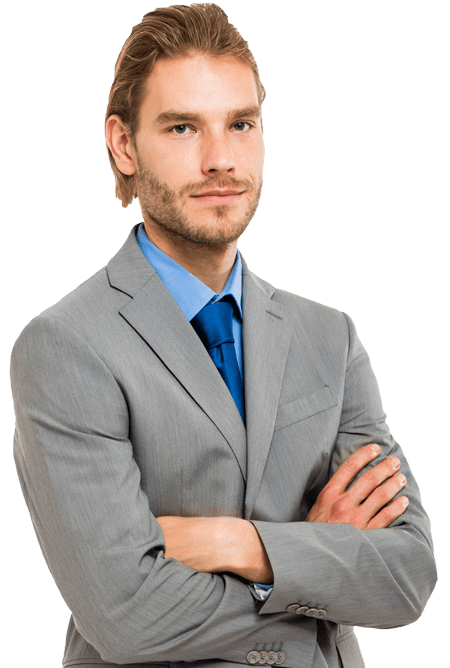 Ein Mann mit hellbraunem Haar und einem kurzen Bart, der einen hellgrauen Anzug, ein blaues Hemd und eine blaue Krawatte trägt, steht mit verschränkten Armen und einem leichten Lächeln da und blickt selbstbewusst in die Kamera. IFF Akademie - kaufmännische Weiterbildung