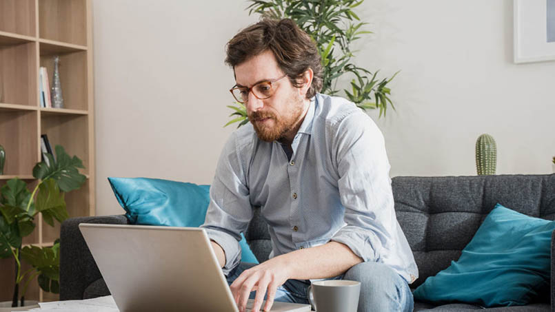 Home Office Mitarbeiter. IFF Akademie - kaufmännische Weiterbildung